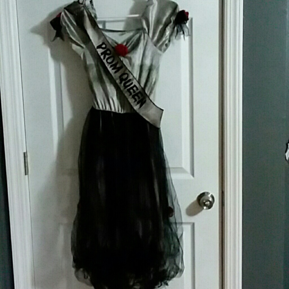 Prom queen zombie costume